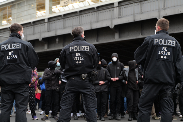 Deutsche Polizei hindert Remigrationsaktivisten am Boarding des Flugs nach Porto-Gipfel