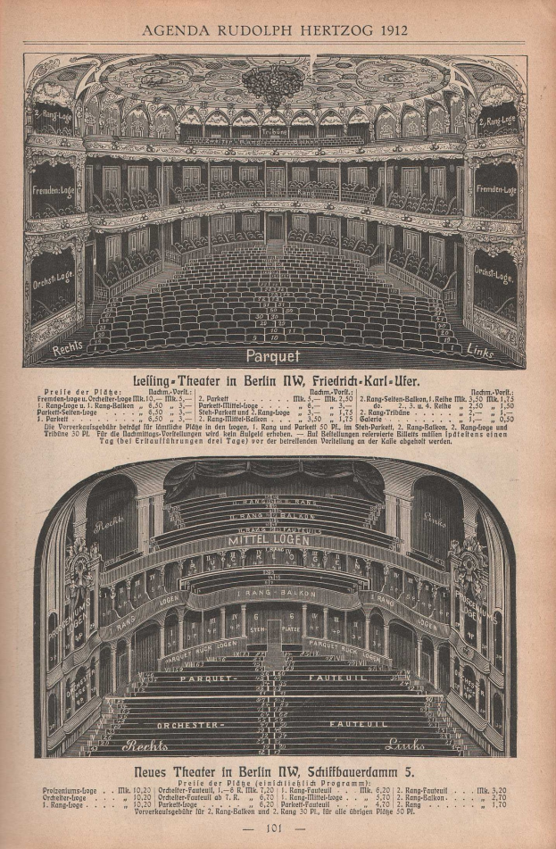 Schwarz-weiß-Illustration eines großen Auditoriums mit detaillierter Sitzordnung und Bühnenaufbau, begleitet von beschreibendem Text, aus einem Berliner Theaterprogramm von 1912.