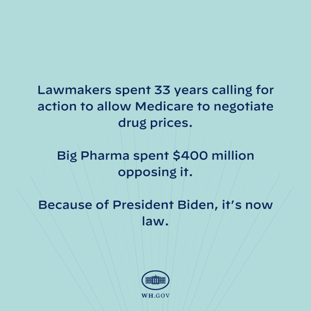 Blauer Hintergrund mit fetter weißer Schrift, die 'Lawmakers Spent 33 Years Calling for Action to Allow Medicare to Negotiate Drug Prices' lautet, und ein Logo unten.