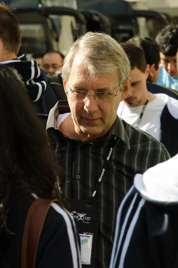 Zwei Männer mit Microsoft-ID-Karten, mit einigen anderen Menschen im Hintergrund.