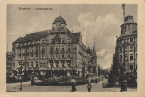 Ein Schwarz-Weiß-Foto einer Stadtstraße in Hannover, Deutschland, mit Gebäuden, Straßenlaternen, Menschen, die auf der Straße gehen, Pflanzen, Bäumen und einem bewölkten Himmel, mit Text oben auf dem Bild.