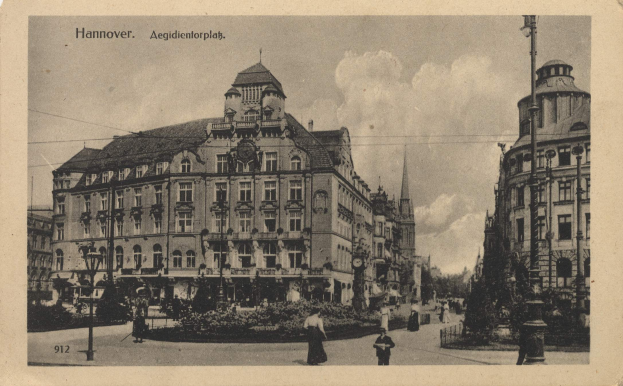 Ein Schwarz-Weiß-Foto einer Stadtstraße in Hannover, Deutschland, mit Gebäuden, Straßenlaternen, Menschen, die auf der Straße gehen, Pflanzen, Bäumen und einem bewölkten Himmel, mit Text oben auf dem Bild.