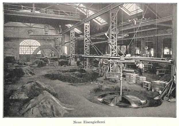 Schwarzes und weißes Foto einer deutschen Fabrik aus dem 19. Jahrhundert mit Arbeitern, die Maschinen bedienen, Metallstangen und -stäbe, beschriftet mit "Neue Eisenglebeerei, die erste Fabrik in Deutschland."