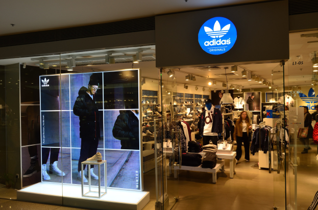 Adidas (ADS) Aktie steigt aufgrund einer Aufwertung durch RBC-Analysten und der Einführung der FIFA-WM-Kampagne
