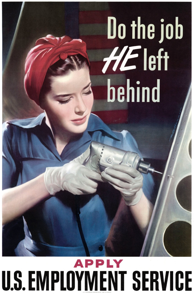 Eine Frau in einem blauen Kleid und einem roten Turban hält eine Bohrmaschine, während ein Plakat hinter ihr die Aufschrift trägt: 'Mach den Job, den er zurückgelassen hat - Bewirb dich beim US-Arbeitsamt'.