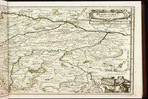 Offenes Buch mit detaillierter Karte von Bayern mit beschrifteten Städten, Dörfern, Flüssen und geografischen Merkmalen.