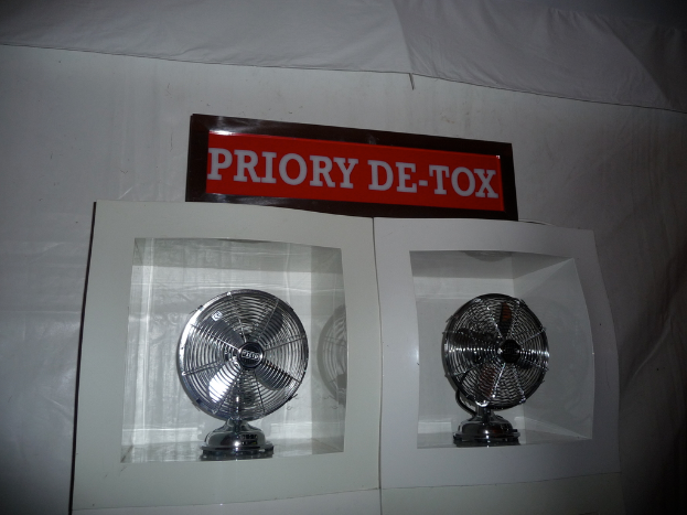 Ein paar Fans und ein Zelt im Freien.