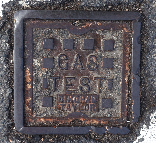 Ein Metall-Schachtobel auf dem Boden mit der Aufschrift "Gas Test".