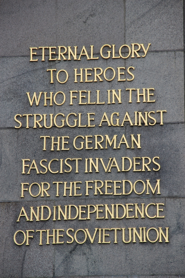 Steinwand mit eingraviertem Text, der gefallenen sowjetischen Helden der Schlacht gegen die deutschen Faschisten ehrt.