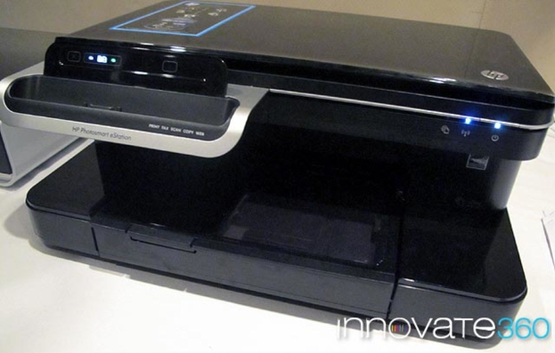 Ein Drucker auf einer Oberfläche.