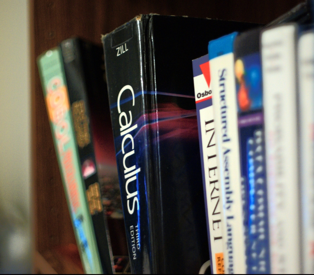 Ein Bücherregal voller verschiedener Bücher.