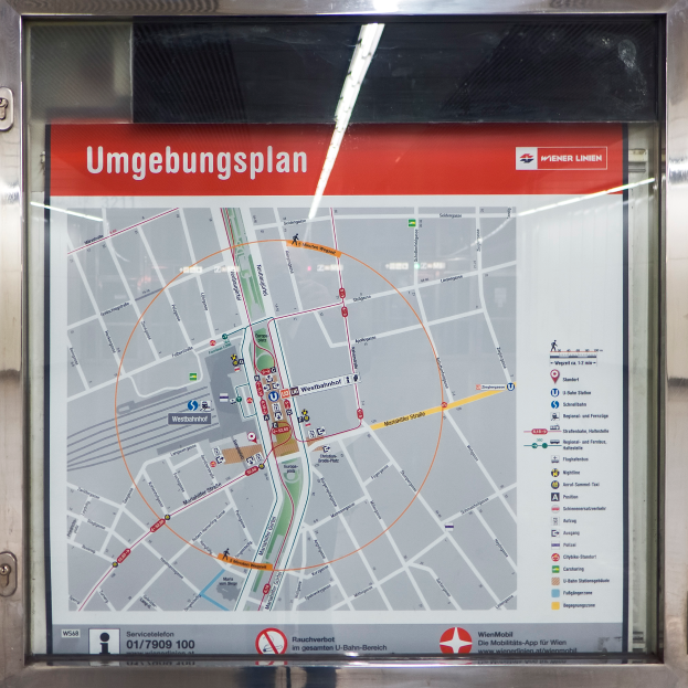 Ein detaillierter Routenplan von Münchens U-Bahn-System auf einer Glasplatte angezeigt.