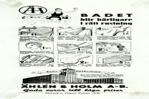 Anzeige für einen weißen und blauen gestreiften Bikini mit einer Frau mit Pferdeschwanz, die direkt in die Kamera schaut, vor hohen modernen Gebäuden mit fetter Schrift.