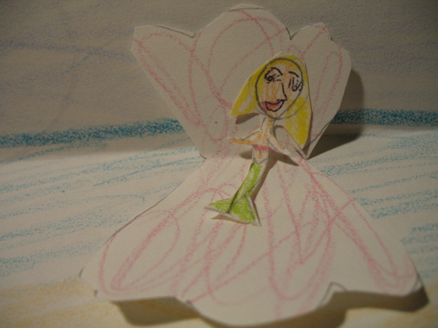 Papierkünste und Skizzen auf einer Oberfläche.