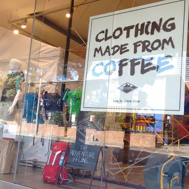 Ein Geschäftsinnere mit einer Schaufensterpuppe, mehreren Lampen, verschiedenen Gegenständen auf dem Boden und einem Blatt Papier mit Text.