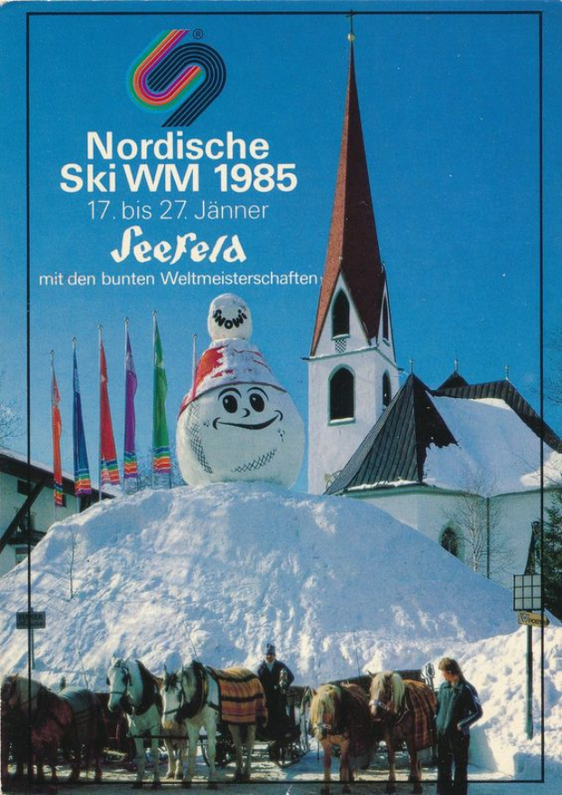 Ein Plakat der Nordic Ski-Weltmeisterschaften 1985 in Seefeld, Schweiz, das eine schneebedeckte Landschaft mit Menschen, Pferden, Polen, Flaggen, Gebäuden, Bäumen und Himmel sowie Text über das Ereignis zeigt.