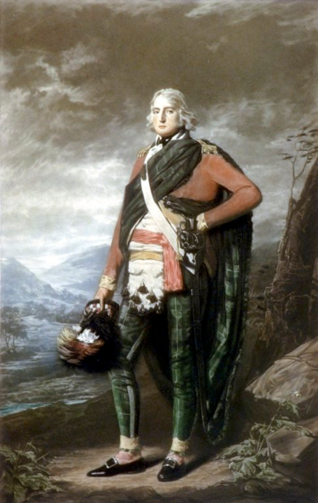 Ein Mann in traditioneller schottischer Kilt-Stellung steht selbstbewusst vor einer malerischen Kulisse aus Bergen, Bäumen, Pflanzen und Wasser unter einem bewölkten Himmel.