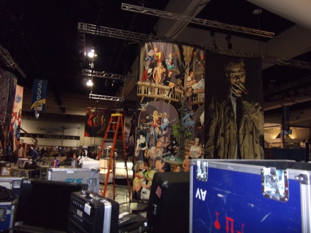 Ein geschlossener Lagerbereich mit verschiedenen Gegenständen.