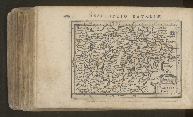 Altes Buch mit einem detaillierten Kartenwerk von Bayern vor einem schwarzen Hintergrund.