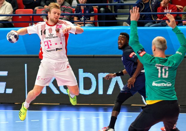 Männer spielen ein Handballspiel auf einem Court während des Futsal-Weltmeisterschaftsspiels 2019 zwischen Bayern München und Paris Saint-Germain, mit Zuschauern im Hintergrund.