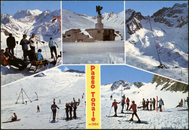 Eine Gruppe von Menschen, die eine schneebedeckte Piste mit majestätischen Bergen, einem klaren blauen Himmel, einem Gebäude und einer Statue im Hintergrund hinunterskifahren.