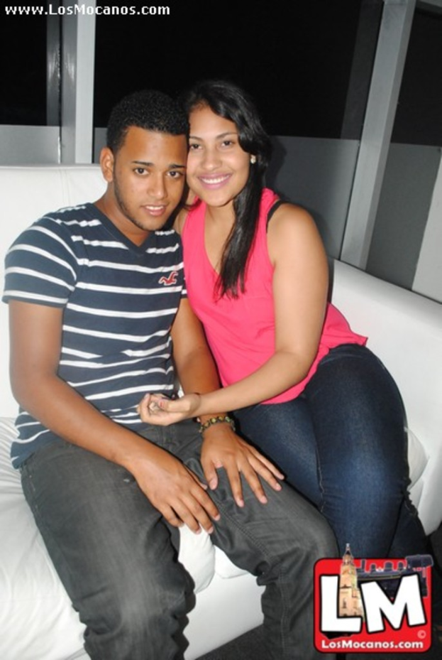 Ein Mann und eine Frau sitzen auf einem Sofa mit Text in der oberen linken Ecke und einem Logo unten.