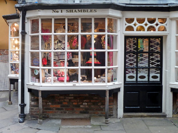 Ein Geschäft mit Lampen, Kleidung und verschiedenen Gegenständen, das eine Tür zeigt.