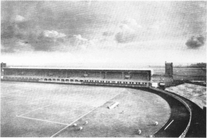 Schwarzes und weißes Foto eines Fußballfeldes mit einem Stadion, das von Bäumen und einem bewölkten Himmel umgeben ist, mit dem Text "Stoke City Football Club" unten.