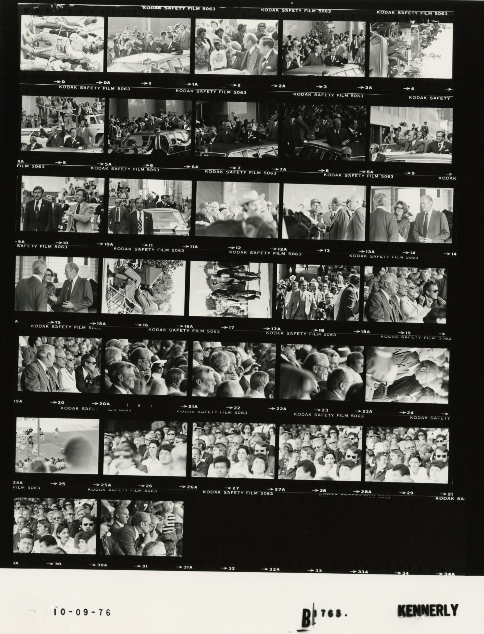 Schwarzes und weißes Foto einer vielseitigen Gruppe von Menschen, die um einen Fernseher versammelt sind und in die Kamera schauen, mit Text am unteren Rand.