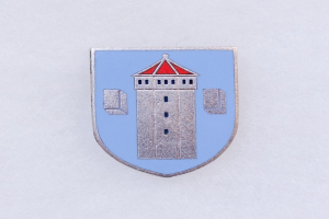 Blau-weßer Emaille-Abzeichen mit dem Wappen von Stuttgart, einem mittigen Turm-Motiv, auf einem weißem Hintergrund zentriert.