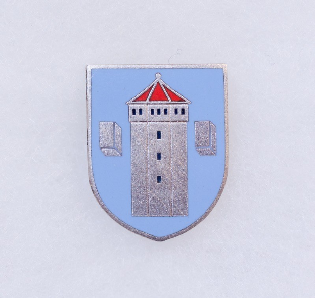 Blau-weßer Emaille-Abzeichen mit dem Wappen von Stuttgart, einem mittigen Turm-Motiv, auf einem weißem Hintergrund zentriert.