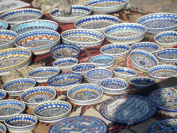 In der Mitte des Bildes befinden sich Decken mit Schüsseln und Tellern darauf, und oben gibt es Rahmen, Decken und einen Boden.