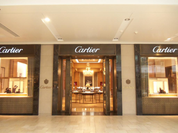 Ein Hotel mit einer Glastür in der Mitte, mit einem Tisch darin.