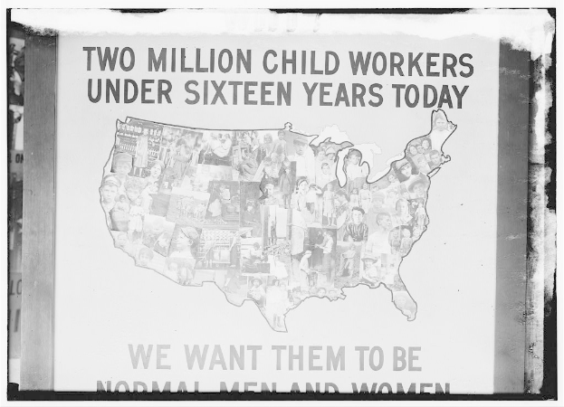 Ein Schwarz-Weiß-Plakat mit einer Karte der Vereinigten Staaten und dem Text "Zwei Millionen Kinderarbeiter unter sechzehn Jahren heute", mit mehreren lächelnden Personen, die den Betrachter anblicken.