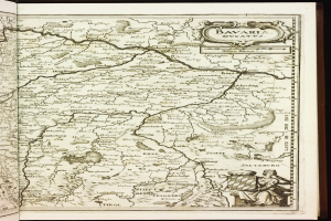 Ein aufgeschlagenes Buch mit einer detaillierten Karte von Bayern, auf der Städte, Ortschaften, Flüsse und andere geografische Merkmale beschriftet sind.
