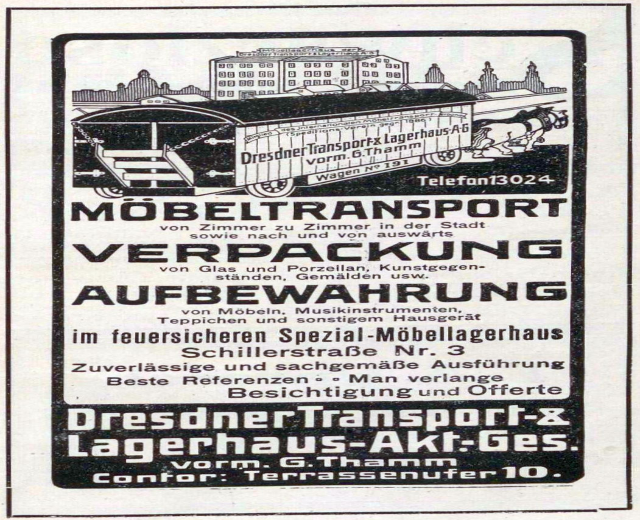 Werbung für eine Bahn mit einem Bahnbild, Text 'Dresdner Transport & Lagerhaus-Akt-Ges' und Gebäuden im Hintergrund.