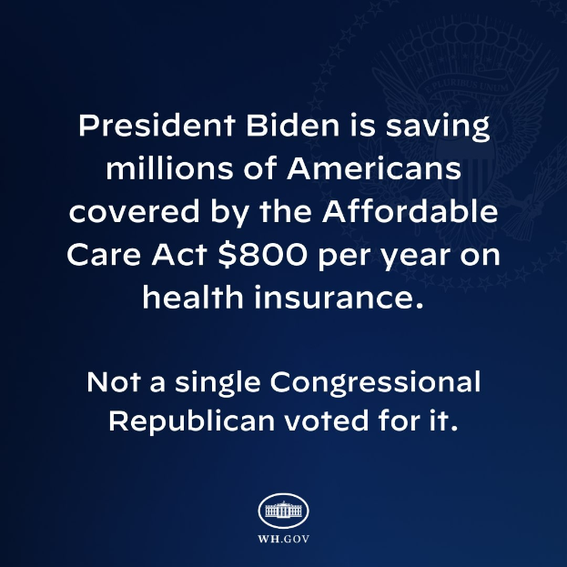 Blauer Hintergrund mit weißer Schrift und Logo, das besagt: "Präsident Biden spart Millionen von Amerikanern, die durch das Affordable Care Act versichert sind, jährlich $800 bei der Krankenversicherung."