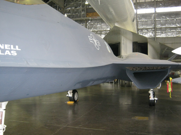 Ein großes kommerzielles Flugzeug mit zwei Motoren, Tragflächen und einem Höhenruder, von der Seite betrachtet.