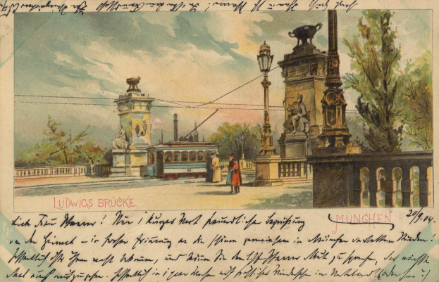 Alte Postkarte mit einer Brücke in München, Deutschland, mit Skulpturen, Pfählen, Lichtern, Drähten und Bäumen sowie einigen Menschen im Vordergrund unter einem sichtbaren Himmel, mit Handschrift auf der Postkarte.