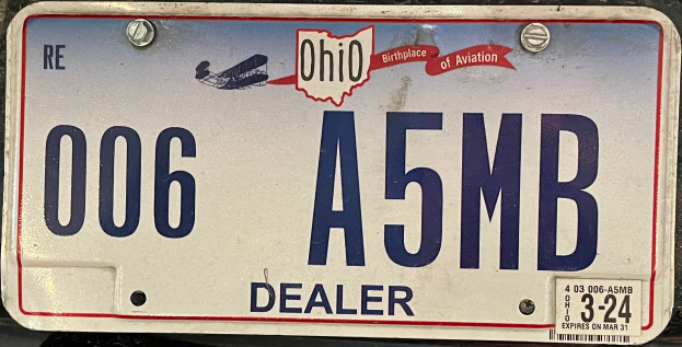 Nahaufnahme eines Autos mit Text und Nummern auf dem Nummernschild