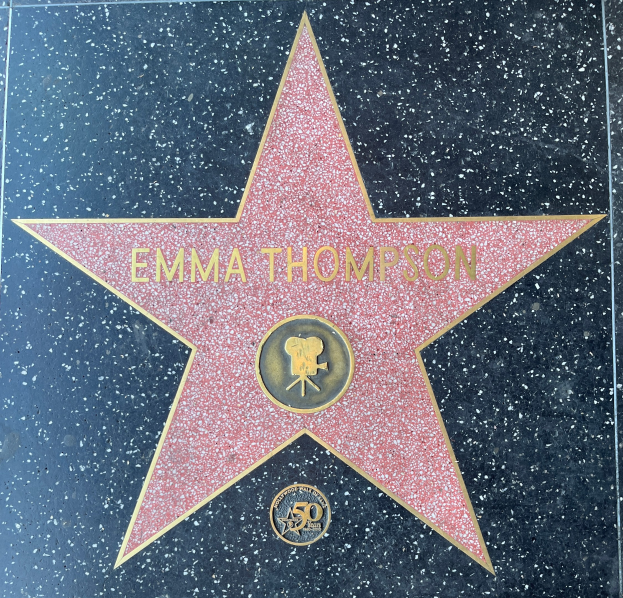 Der Stern von Emma Thompson auf dem Hollywood Walk of Fame, der ihren Namen in wei├čer Schrift auf einem schwarzen, fünfzackigen Stern zeigt.