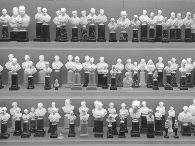 Ein Regal mit verschiedenen Figürchen.