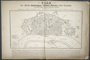 Ein altes Buch mit einer detaillierten Karte von Berlin auf dem Cover, das Straßen, Gebäude und Sehenswürdigkeiten zeigt, zusammen mit Texten, die Informationen über die Stadt liefern.