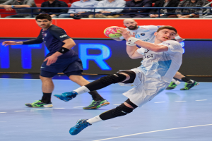 Eine Gruppe von Männern, die auf einem Platz Handball spielen, während des Futsal-Weltmeisterschaft 2019, mit Zuschauern im Hintergrund und einer Anzeigetafel, die die Spieltage anzeigt.