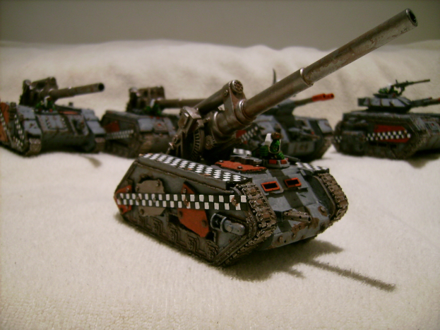 Panzer auf einem weißen Tuch mit weißem Hintergrund.