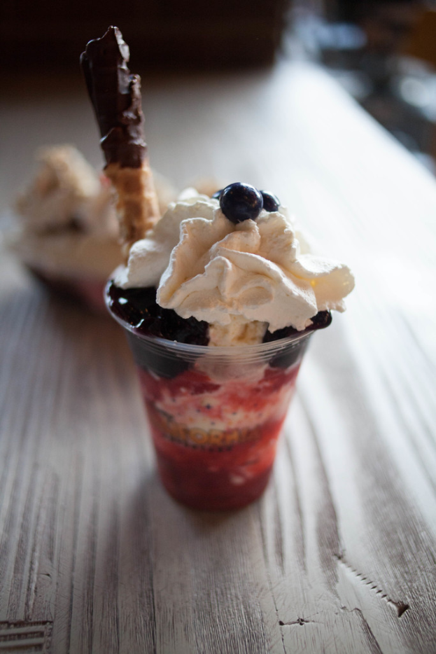 Eisportion auf einer Fläche.