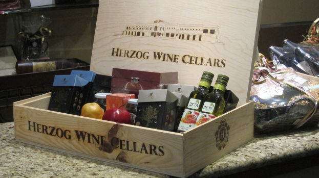 Eine Kiste mit Flaschen und Früchten neben einer Nähmaschine.