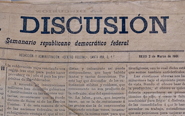 Gelblicher Zeitungsartikel mit schwarzer Tinte, überschrift "Semanario Repúblicano Democrático Federal", mit dem Wort "Diskussion" und leicht zerknittert.