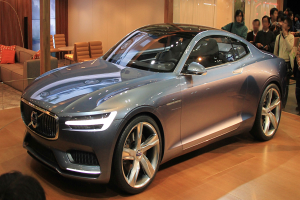 Ein elegantes Volvo-Konzeptfahrzeug mit glänzendem Schwarz und Chromakzenten auf der Internationalen Automobil-Ausstellung in Frankfurt, umgeben von Menschen, die sein modernes Design und luxuriöses Inneres bewundern.