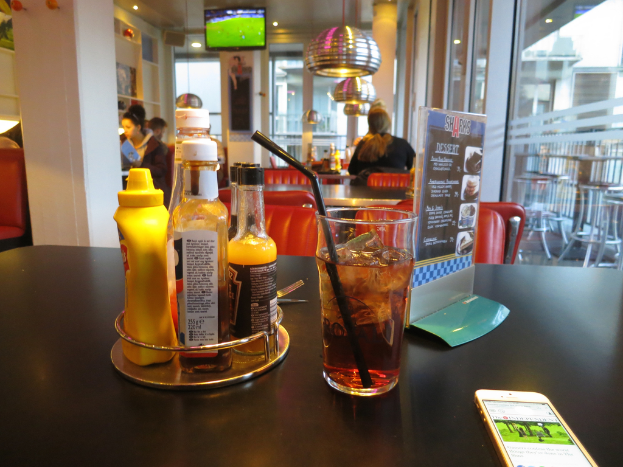 Ein Restauranttisch mit Speisen und einer Speisekarte darauf.